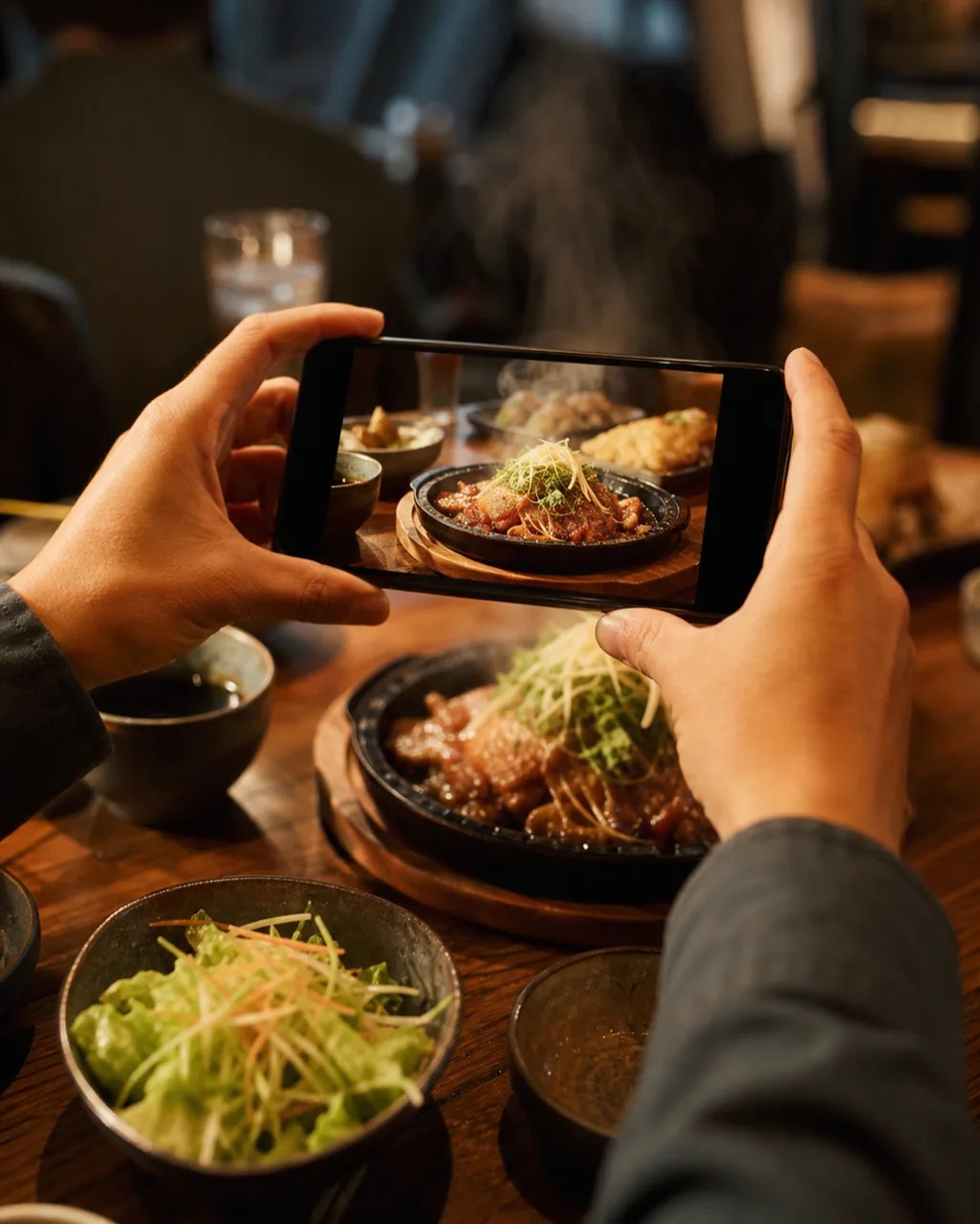飲食店で料理をスマホで撮影する手元|飲食店専門のSNS集客代行 グルメ探偵